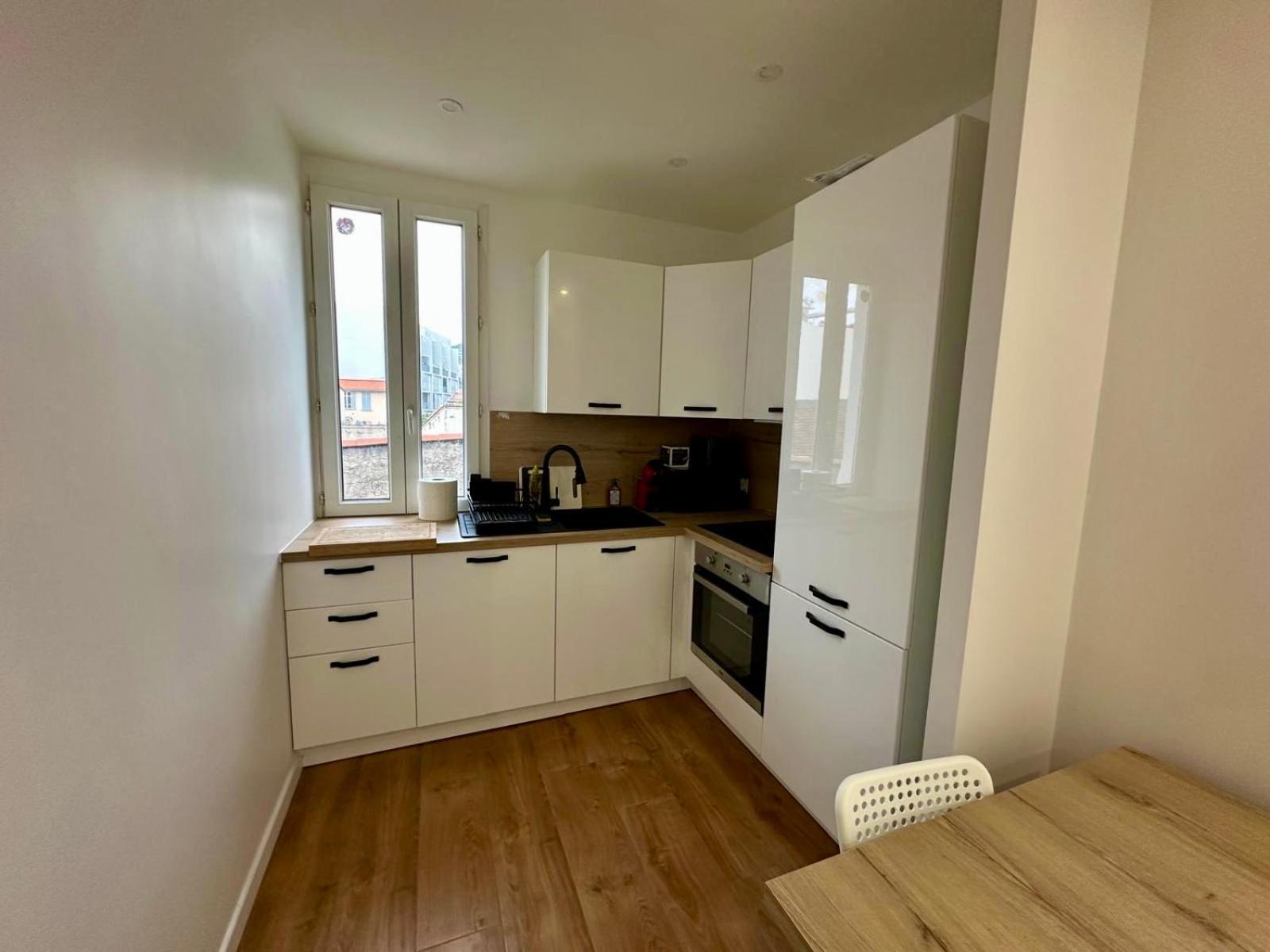 2 Bedrooms Entierement Renove - 200m De La Appartement *