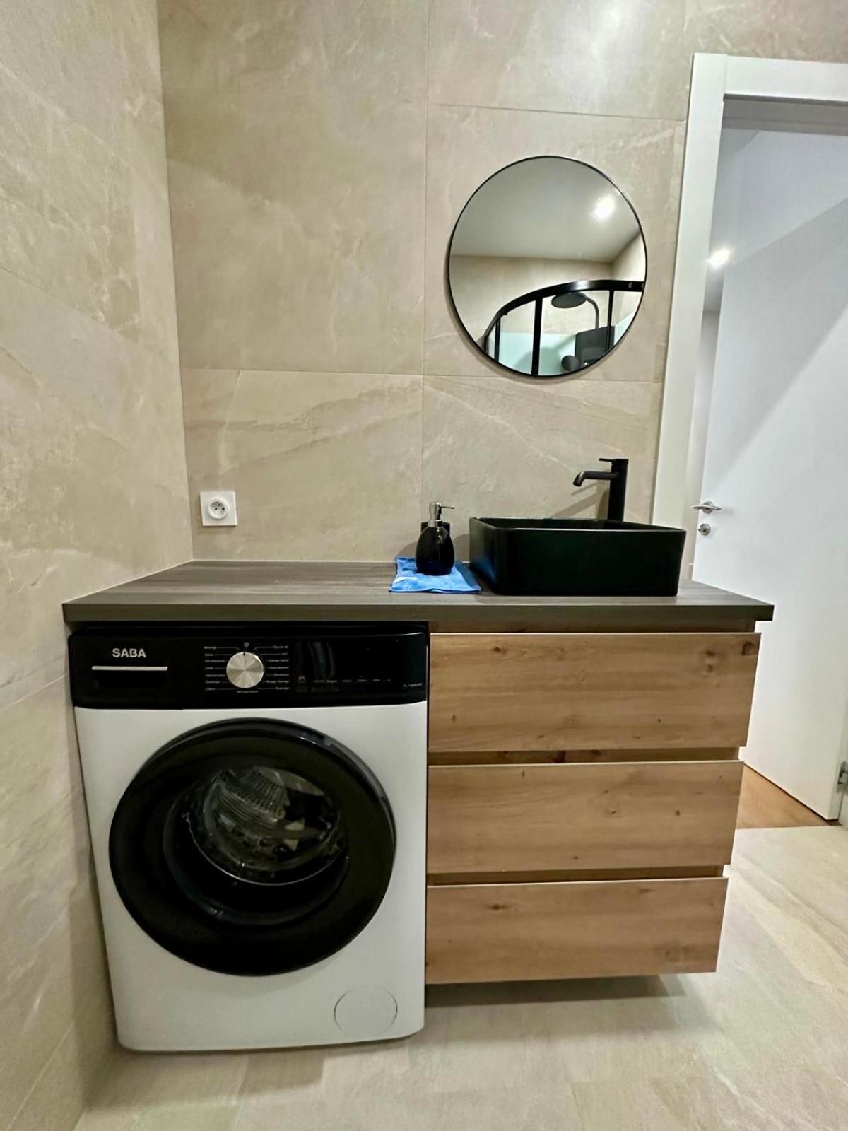 2 Bedrooms Entierement Renove - 200m De La Appartement